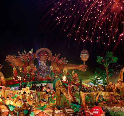 festival em Parintins de Boi-Bumb� com Garantido, Caprichoso